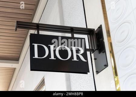 Logo Dior accrochant signe dans leur magasin dans un centre commercial à Waikiki, Hawaï. Banque D'Images