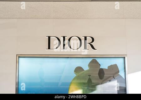 Gros plan du logo Dior dans leur magasin dans un centre commercial de Waikiki, Hawaï. Banque D'Images