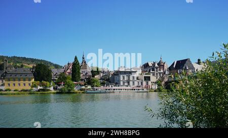 Vue sur la rive de la Moselle de Traben-Trabach en Allemagne. Banque D'Images