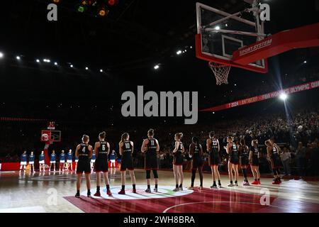 Anvers, Belgique. 08th Feb, 2024. Les équipes en tête d'un match de basket-ball entre l'équipe nationale belge féminine 'The Belgian Cats' et les États-Unis, jeudi 08 février 2024 à Anvers, lors du tournoi de qualification de basket-ball féminin FIBA pour les Jeux olympiques d'été de 2024 à Paris, France. BELGA PHOTO DIRK WAEM crédit : Belga News Agency/Alamy Live News Banque D'Images