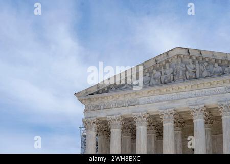 Washington, États-Unis. 08th Feb, 2024. La Cour suprême des États-Unis est vue à Washington, DC alors que des arguments oraux sont entendus sur la question de savoir si l'ancien président Donald Trump peut rester sur le bulletin de vote de la primaire républicaine du Colorado pour l'élection de 2024 le jeudi 8 février 2024. Trump fait appel de la décision de la Cour suprême du Colorado de décembre 2023, qui affirmait qu'il avait « intentionnellement organisé et incité une foule violente à attaquer le Capitole des États-Unis dans une tentative désespérée d'empêcher le décompte des votes électoraux exprimés contre lui ». Photo de Bonnie Cash/UPI crédit : UPI/Alamy Live News Banque D'Images