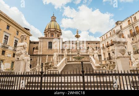 La fontaine prétorienne avec le dôme de l'église San Giuseppe dei Teatini en arrière-plan. Banque D'Images