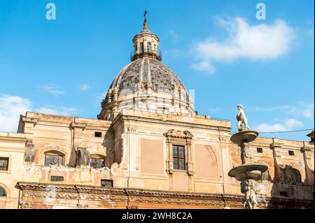 Vue du dôme de l'église Sainte Catherine avec la statue en marbre de la fontaine de Pretoria devant, Palerme, Sicile, Italie Banque D'Images