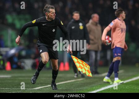 Groningen, pays-Bas. 08th Feb, 2024. GRONINGEN, PAYS-BAS - 8 FÉVRIER : L'arbitre assistant Charl Schaap court lors du match quart de finale de la Coupe TOTO KNVB entre le FC Groningen et Fortuna Sittard à Euroborg le 8 février 2024 à Groningen, pays-Bas. (Photo de Pieter van der Woude/Orange Pictures) crédit : Orange pics BV/Alamy Live News Banque D'Images