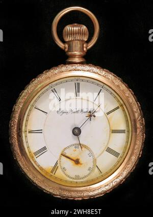 La montre de poche du greffier de poste John Starr March. Cette montre de poche avec un boîtier gravé en plaqué or a été retrouvée sur le corps de John Starr March (1861-1912), un commis de poste américain affecté au RMS Titanic Banque D'Images