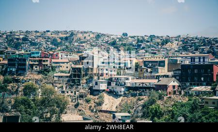 Vue panoramique sur la ville de Valparaiso avec de nombreuses maisons imposantes et colorées sur une colline. Banque D'Images