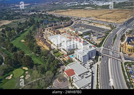 Vue aérienne de l'hôtel Hyatt près d'une route en Californie, vers 1990 Banque D'Images