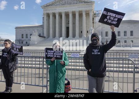 8 février 2024 : les manifestants devant la Cour suprême en tant que juges à l'intérieur entendent des arguments oraux dans une affaire introduite par des résidents du Colorado qui soutiennent que l'ancien président Trump est inéligible pour être sur le scrutin présidentiel de 2024 en raison de la clause d'insurrection de la constitution américaine. Banque D'Images