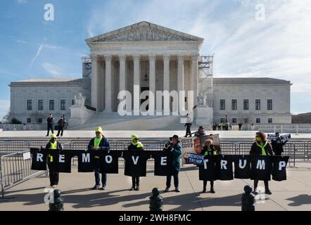 8 février. 2022 : les manifestants devant la Cour suprême en tant que juges à l'intérieur entendent les arguments oraux dans une affaire introduite par des résidents du Colorado qui soutiennent que l'ancien président Trump est inéligible pour être sur le scrutin présidentiel de 2024 en raison de la clause d'insurrection de la constitution américaine. Banque D'Images