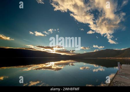 Coucher de soleil au petit lac de Prespa, avec des nuages majestueux et de beaux reflets sur les eaux du lac. Small Prespa est dans la région de Florina, Grèce. Banque D'Images