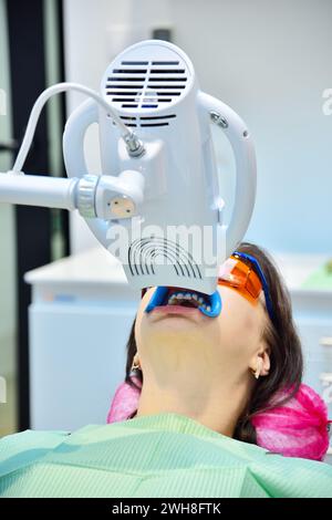 Blanchiment des dents chez le patient. Blanchiment laser des dents en clinique dentaire. Blanchiment des dents à la clinique dentaire. Banque D'Images