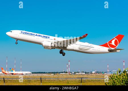 Boryspil, Ukraine - 20 août 2020 : L'avion Airbus A330-300 (TC-LND) de Turkish Airlines décolle de l'aéroport international de Boryspil Banque D'Images