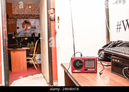 Nakuru, Kenya. 06th Feb, 2024. Un homme vu fouiller par l'entrée de la station Radio Yetu qui est basée dans la ville de Nakuru. À l’approche de la Journée mondiale de la radio, Radio Yetu célébrera plus de 100 ans depuis son invention. Crédit : SOPA images Limited/Alamy Live News Banque D'Images