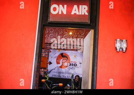 Nakuru, Kenya. 06th Feb, 2024. Vue générale de la station Radio Yetu basée dans la ville de Nakuru. À l’approche de la Journée mondiale de la radio, Radio Yetu célébrera plus de 100 ans depuis son invention. Crédit : SOPA images Limited/Alamy Live News Banque D'Images