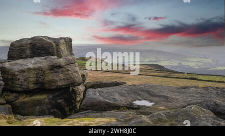 Aux Bridestones au-dessus de Todmorden sur la randonnée Calderdale Way Banque D'Images