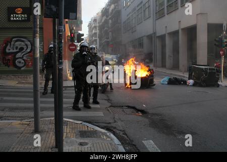 Athènes, Grèce. 08th Feb, 2024. Athènes, Grèce 8 février 2024. La police anti-émeute s'est heurtée à un petit groupe de manifestants étudiants à l'entrée du bâtiment de l'École de droit d'Athènes, en Grèce, le 8 février 2024. (Photo de Kostas Galanis/Sipa USA) crédit : Sipa USA/Alamy Live News Banque D'Images