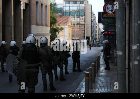 Athènes, Grèce. 08th Feb, 2024. Athènes, Grèce 8 février 2024. La police anti-émeute s'est heurtée à un petit groupe de manifestants étudiants à l'entrée du bâtiment de l'École de droit d'Athènes, en Grèce, le 8 février 2024. (Photo de Kostas Galanis/Sipa USA) crédit : Sipa USA/Alamy Live News Banque D'Images