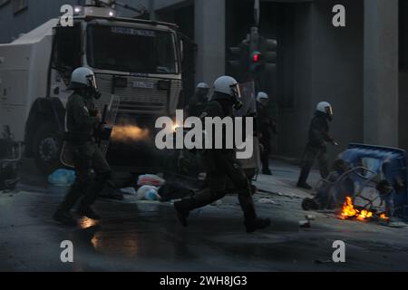 Athènes, Grèce. 08th Feb, 2024. Athènes, Grèce 8 février 2024. La police anti-émeute s'est heurtée à un petit groupe de manifestants étudiants à l'entrée du bâtiment de l'École de droit d'Athènes, en Grèce, le 8 février 2024. (Photo de Kostas Galanis/Sipa USA) crédit : Sipa USA/Alamy Live News Banque D'Images