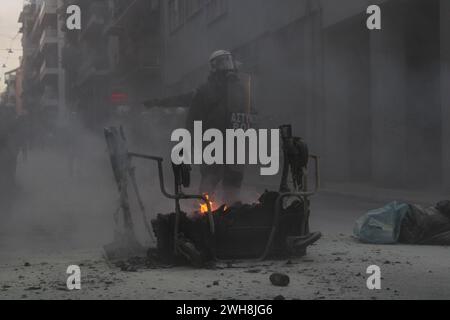 Athènes, Grèce. 08th Feb, 2024. Athènes, Grèce 8 février 2024. La police anti-émeute s'est heurtée à un petit groupe de manifestants étudiants à l'entrée du bâtiment de l'École de droit d'Athènes, en Grèce, le 8 février 2024. (Photo de Kostas Galanis/Sipa USA) crédit : Sipa USA/Alamy Live News Banque D'Images