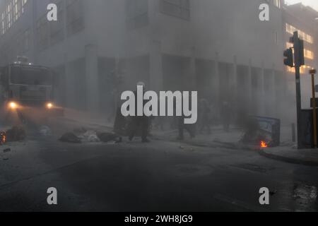 Athènes, Grèce. 08th Feb, 2024. Athènes, Grèce 8 février 2024. La police anti-émeute s'est heurtée à un petit groupe de manifestants étudiants à l'entrée du bâtiment de l'École de droit d'Athènes, en Grèce, le 8 février 2024. (Photo de Kostas Galanis/Sipa USA) crédit : Sipa USA/Alamy Live News Banque D'Images