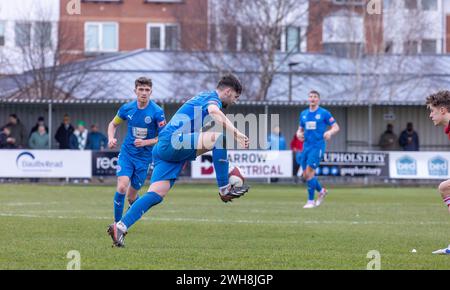 Joe Adams jouant pour les Warrington Rylands contre Bradford Park Avenue contrôle le football à la Hive Arena de Gorsey Lane, Warrington Banque D'Images