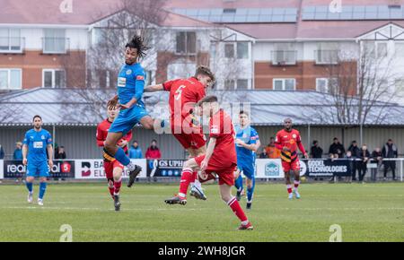 Warrington Rylands contre Bradford Park Avenue. Djavan Pedro saute haut pour Warrington Rylands FC pour descendre le ballon à la Hive Arena, Gorsey Lane, War Banque D'Images