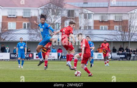 Warrington Rylands contre Bradford Park Avenue. Djavan Pedro saute haut pour Warrington Rylands FC pour descendre le ballon à la Hive Arena, Gorsey Lane, War Banque D'Images