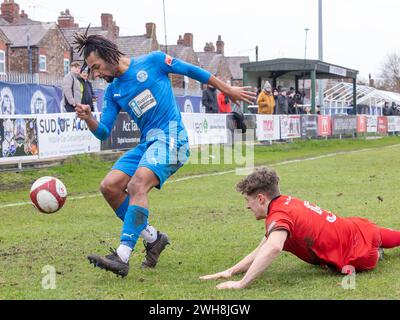 Warrington Rylands contre Bradford Park Avenue. Djavan Pedro laisse un défenseur sur le sol à la Hive Arena, Gorsey Lane, Warrington Banque D'Images