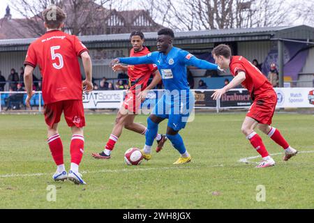 Warrington Rylands contre Bradford Park Avenue. Mo Touray détient des défenseurs à la Hive Arena, Gorsey Lane, Warrington Banque D'Images