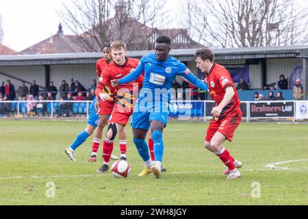 Warrington Rylands contre Bradford Park Avenue. Mo Touray détient des défenseurs à la Hive Arena, Gorsey Lane, Warrington Banque D'Images