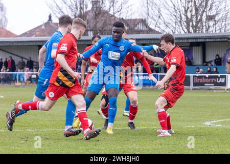 Warrington Rylands contre Bradford Park Avenue. Mo Touray détient des défenseurs à la Hive Arena, Gorsey Lane, Warrington Banque D'Images