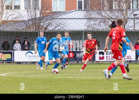 Warrington Rylands contre Bradford Park Avenue. Dean Furman, sud-africain, traverse le milieu de terrain avec le ballon à la Hive Arena, Gorsey Lane, Warrington Banque D'Images