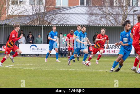 Warrington Rylands contre Bradford Park Avenue. Dean Furman, sud-africain, traverse le milieu de terrain avec le ballon à la Hive Arena, Gorsey Lane, Warrington Banque D'Images