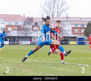 Warrington Rylands v Bradford Park Avenue.Djavan Pedro garde les yeux sur un ballon haut à la Hive Arena, Gorsey Lane, Warrington Banque D'Images