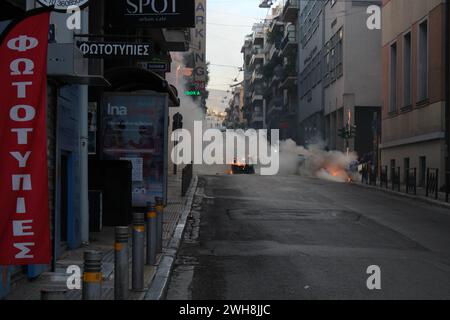 Athènes, Grèce. 08th Feb, 2024. Athènes, Grèce 8 février 2024. La police anti-émeute s'est heurtée à un petit groupe de manifestants étudiants à l'entrée du bâtiment de l'École de droit d'Athènes, en Grèce, le 8 février 2024. (Photo de Kostas Galanis/Sipa USA) crédit : Sipa USA/Alamy Live News Banque D'Images