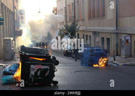 Athènes, Grèce. 08th Feb, 2024. Athènes, Grèce 8 février 2024. La police anti-émeute s'est heurtée à un petit groupe de manifestants étudiants à l'entrée du bâtiment de l'École de droit d'Athènes, en Grèce, le 8 février 2024. (Photo de Kostas Galanis/Sipa USA) crédit : Sipa USA/Alamy Live News Banque D'Images