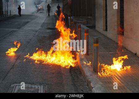 Athènes, Grèce. 08th Feb, 2024. Athènes, Grèce 8 février 2024. La police anti-émeute s'est heurtée à un petit groupe de manifestants étudiants à l'entrée du bâtiment de l'École de droit d'Athènes, en Grèce, le 8 février 2024. (Photo de Kostas Galanis/Sipa USA) crédit : Sipa USA/Alamy Live News Banque D'Images
