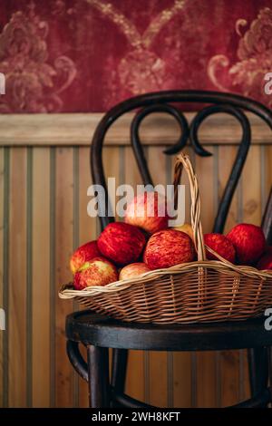 Pommes fraîchement cueillies dans un panier Banque D'Images