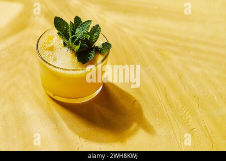 Ananas menthe G&T en fond jaune avec ombre Banque D'Images