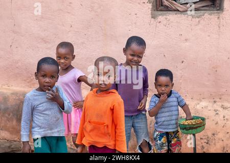 village, groupe d'enfants africains devant la maison Banque D'Images