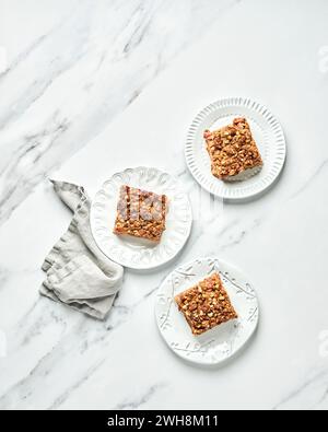 Trois carrés de barres de Crumb de fraise et de rhubarbe Banque D'Images