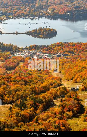 Village de Mont Tremblant à l'automne comme le feuillage change pour des couleurs vibrantes, Québec, Canada Banque D'Images