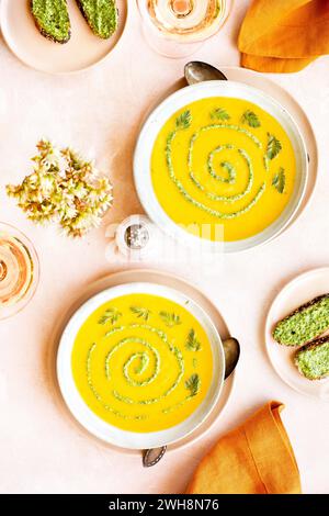 Soupe aux lentilles rouges carottes avec pesto carottes Banque D'Images