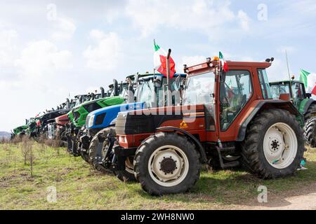 Rome, Italie. 08th Feb, 2024. Des tracteurs sont garés dans un champ près de la GRA (périphérique) de Rome, en périphérie de Rome, attendant d'entrer dans la ville dans le cadre de la protestation des agriculteurs italiens pour faire pression sur le gouvernement pour améliorer leurs conditions de travail. L’Italie est l’un des nombreux pays européens où les agriculteurs ont organisé des semaines de manifestations pour exiger une réduction des taxes sur les carburants, de meilleurs prix pour leurs produits et un assouplissement des réglementations environnementales de l’UE qui rendent plus difficile la concurrence avec des produits étrangers moins chers. Crédit : SOPA images Limited/Alamy Live News Banque D'Images