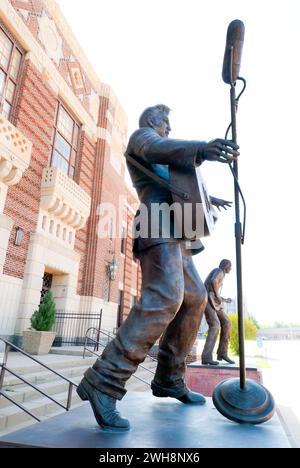 Elvis Presley et James Bolton statues par Eric Kaposta en face de la Memorial Auditorium Municipal et stade de l'étoile Museum Banque D'Images
