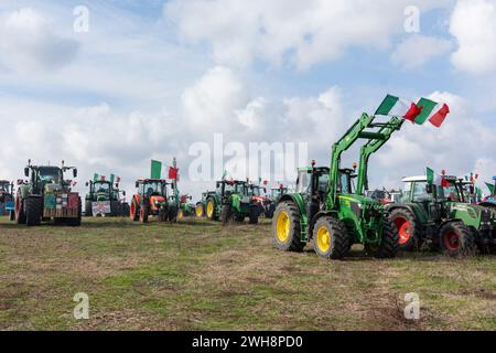 Rome, Italie. 08th Feb, 2024. Des tracteurs sont garés dans un champ près de la GRA (périphérique) de Rome, en périphérie de Rome, attendant d'entrer dans la ville dans le cadre de la protestation des agriculteurs italiens pour faire pression sur le gouvernement pour améliorer leurs conditions de travail. L’Italie est l’un des nombreux pays européens où les agriculteurs ont organisé des semaines de manifestations pour exiger une réduction des taxes sur les carburants, de meilleurs prix pour leurs produits et un assouplissement des réglementations environnementales de l’UE qui rendent plus difficile la concurrence avec des produits étrangers moins chers. (Photo de Stefano Costantino/SOPA images/Sipa USA) crédit : Sipa USA/Alamy Live News Banque D'Images