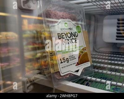 Beyond haché, substitut de viande à base de plantes, par Beyond Meat, dans le congélateur de magasin. Banque D'Images