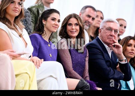 Emerson Tenney, Teri Hatcher und Helmut Schlotterer BEI der Marc Cain Fashion Show auf der Berlin Fashion week automne/hiver 2024 in der Arena Berlin. Berlin, 06.02.2024 Banque D'Images