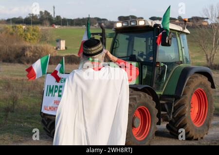 Rome, Italie. 8 février 2024. Les tracteurs arrivent à la garnison près de la via Nomentana à Rome, le 8 février 2024 (crédit image : © Matteo Nardone/Pacific Press via ZUMA Press Wire) USAGE ÉDITORIAL SEULEMENT ! Non destiné à UN USAGE commercial ! Banque D'Images