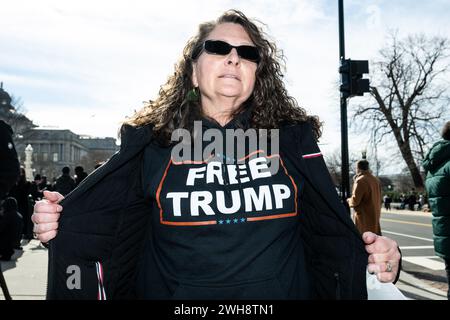 Washington, États-Unis. 08th Feb, 2024. Femme portant un t-shirt disant "Free Trump" devant la Cour suprême. (Photo de Michael Brochstein/Sipa USA) crédit : Sipa USA/Alamy Live News Banque D'Images